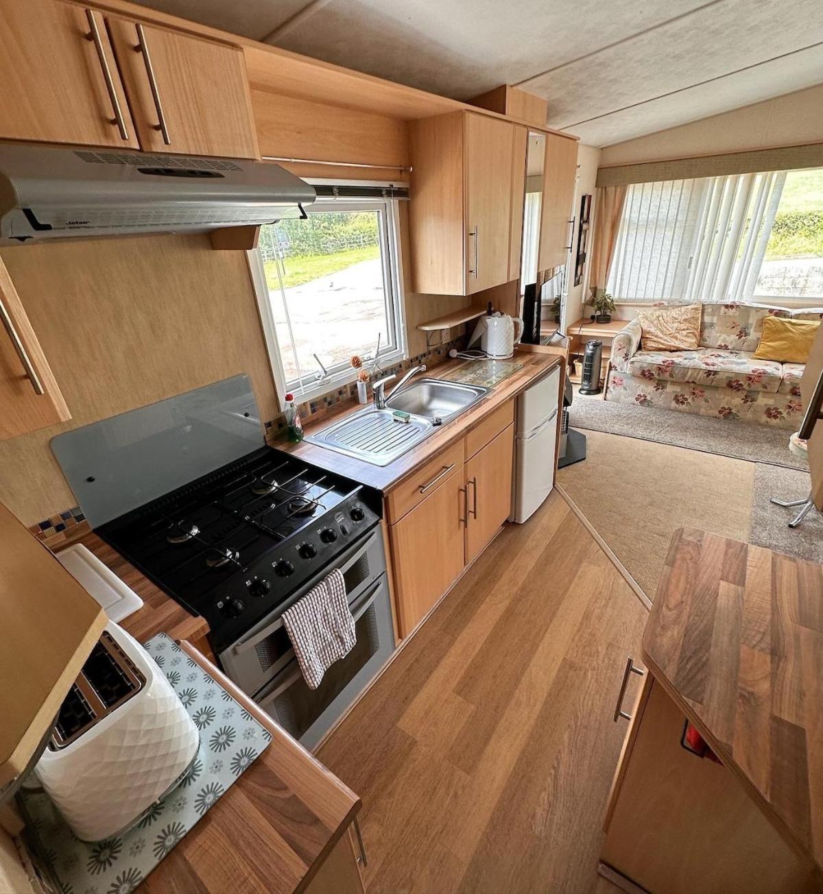 4-Bedroom Cosalt Caravan In Uddingston, Glasgow ภายนอก รูปภาพ