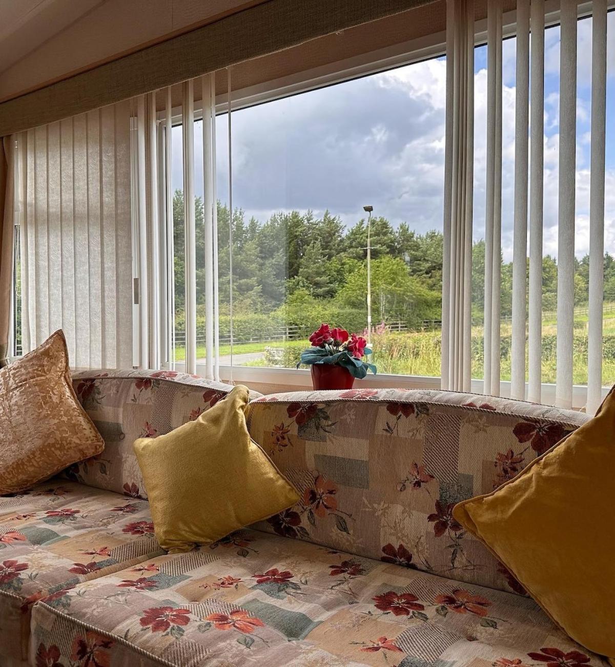 4-Bedroom Cosalt Caravan In Uddingston, Glasgow ภายนอก รูปภาพ